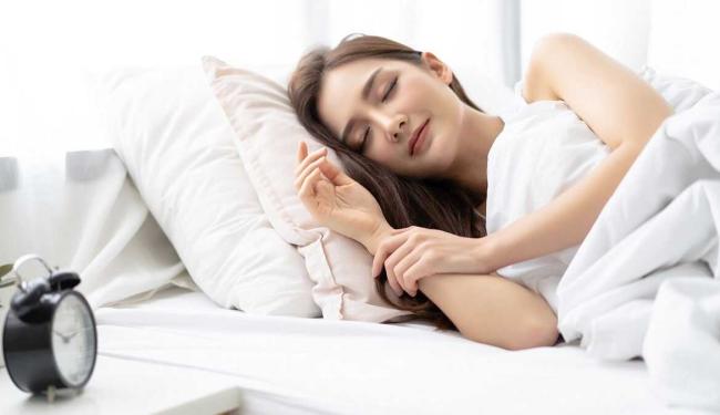 Ngủ sớm có đẹp da không? Tầm quan trọng của giấc ngủ với da