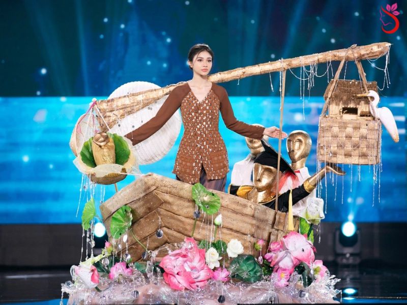 Á hậu Minh Kiên với màn trình diễn xuất thần trong bộ trang phục chủ đề “Gánh mẹ” của Nhà thiết kế Huỳnh Tuấn Phát
