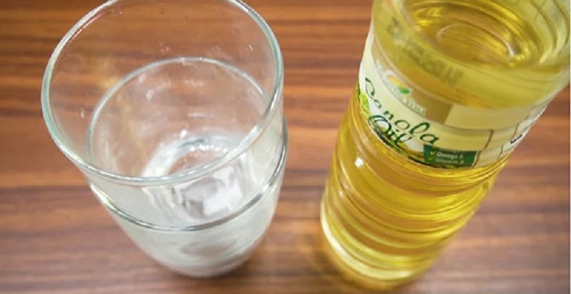 Cách lấy 2 cái cốc dính vào nhau bằng dầu ăn