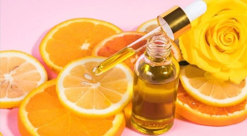 Xoa vitamin C để làm mất dấu hickey