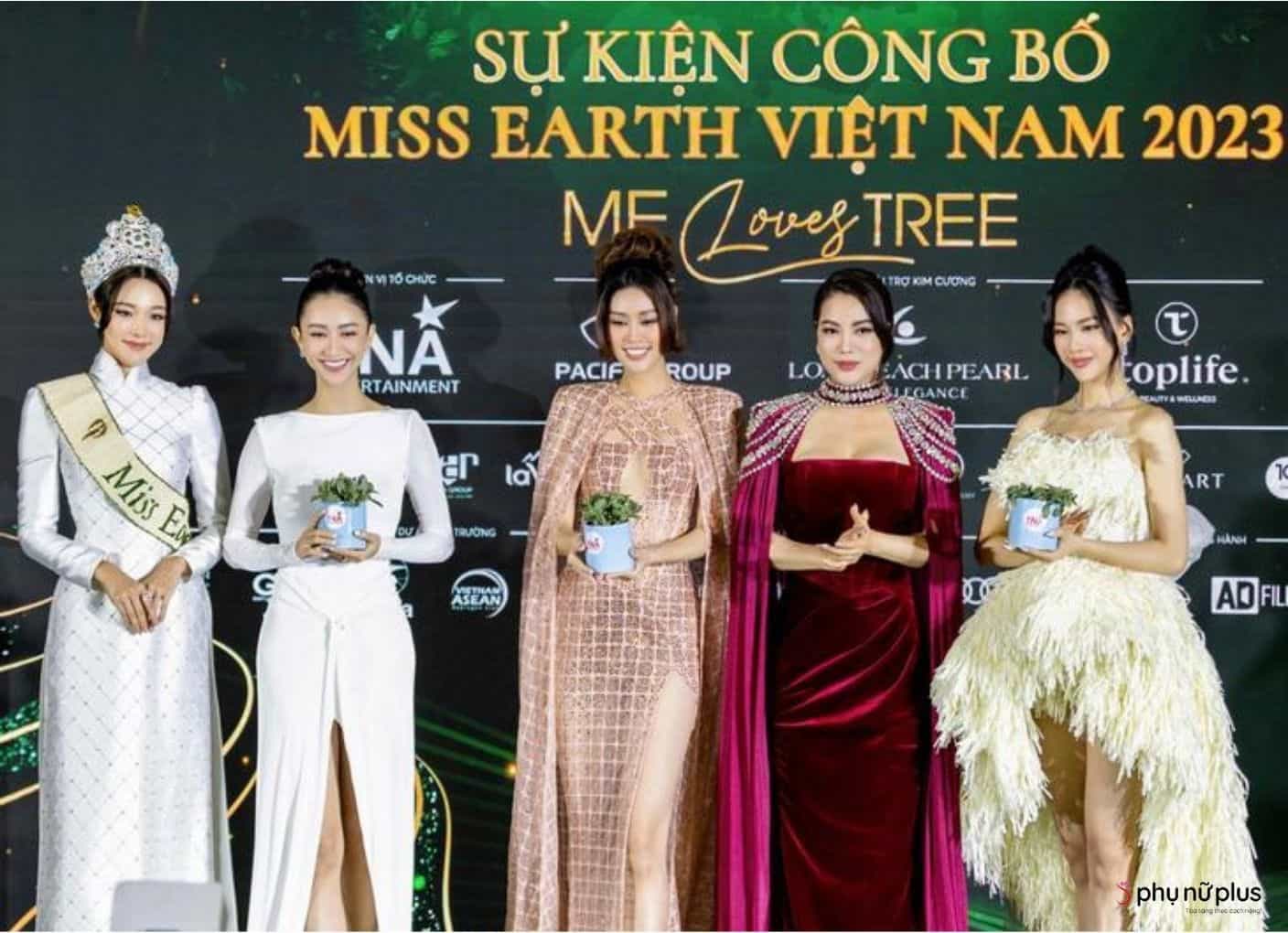 Chủ tịch Trương Ngọc Ánh chụp ảnh cùng Miss Earth 2022 và 3 huấn luyện viên của cuộc thi Miss Earth Vietnam 2023