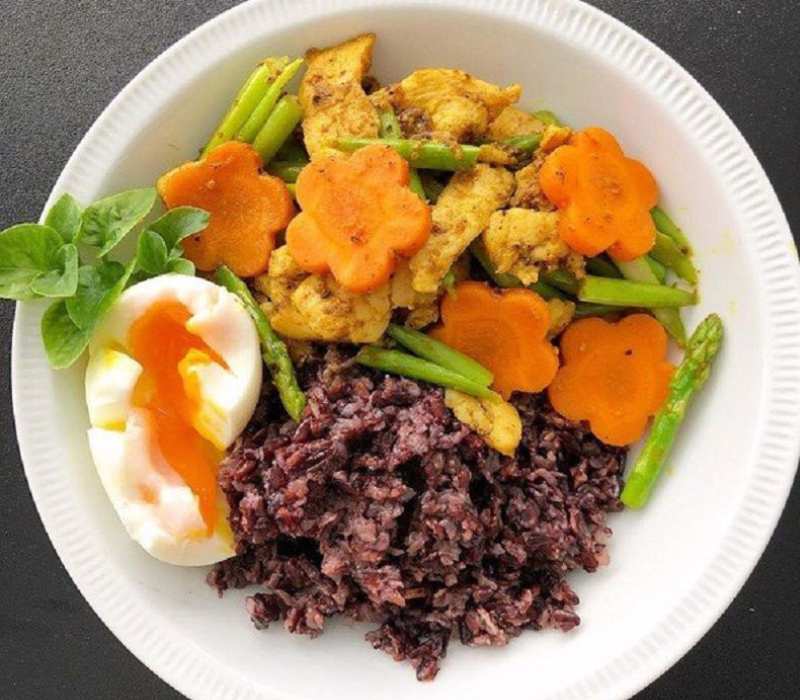 Bữa trưa healthy gồm gạo lứt và thịt kho 