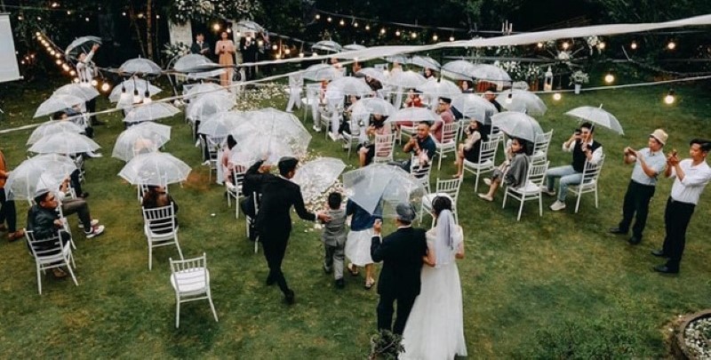 Đám cưới mưa to đại diện cho tài lộc dồi dào