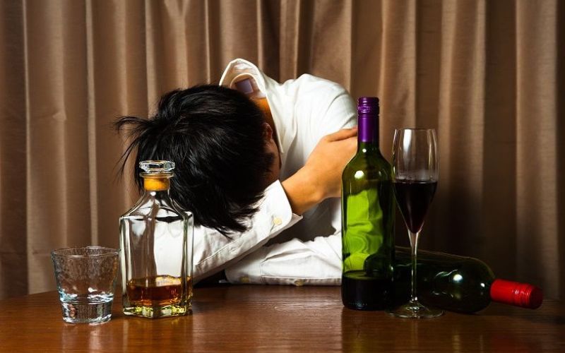 Đàn ông chia tay khi còn yêu mượn rượu để giải tỏa tâm trạng