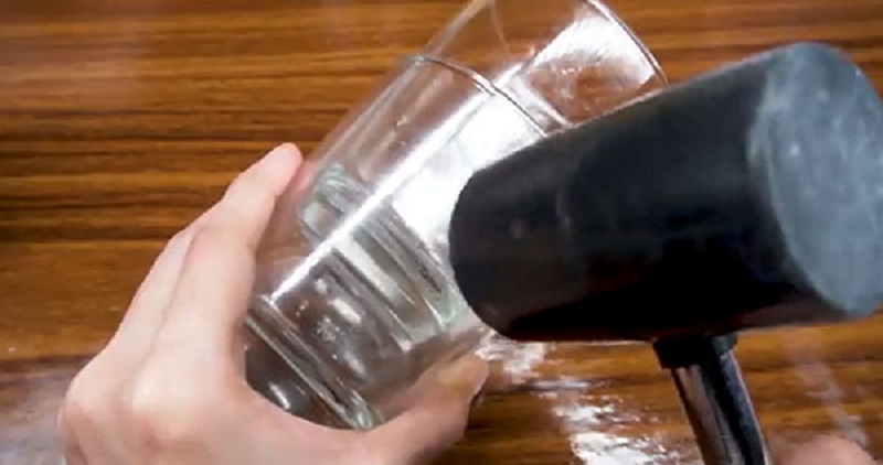 cách lấy ly thủy tinh bị dính chặt vào nhau
