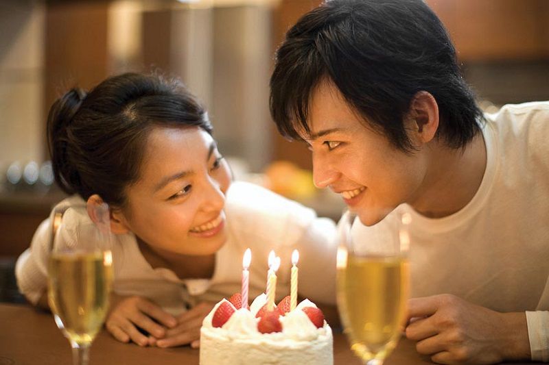 Dấu hiệu phụ nữ thích quan hệ là chủ động mời chàng trong không gian riêng tư