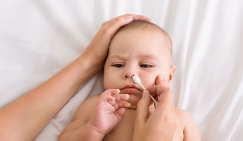 làm cách nào cho trẻ sơ sinh hết nghẹt mũi