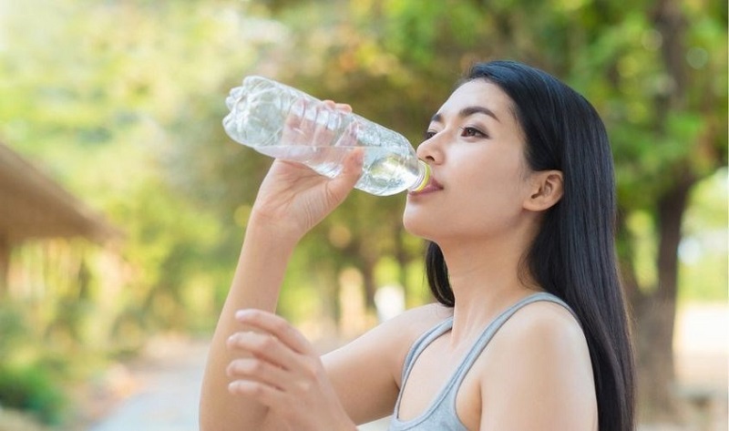 uống nước nhiều có trắng da không