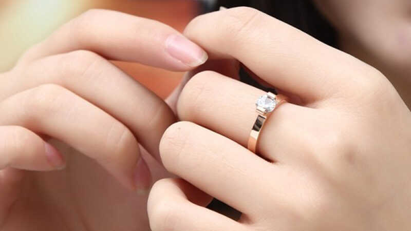 cầu hôn thì đeo nhẫn ngón nào