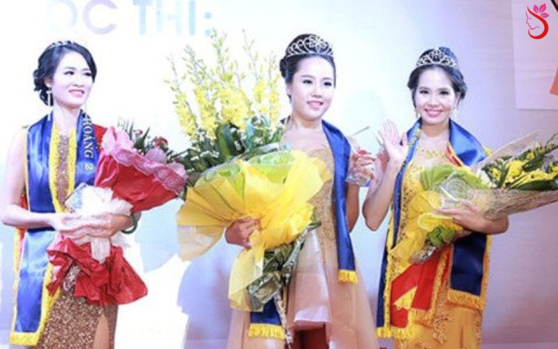 Giây phút xứng tên đăng quang của các người đẹp : Trần Thị Yến Hoa, Dương Kim Ánh, Đặng Thu Hằng