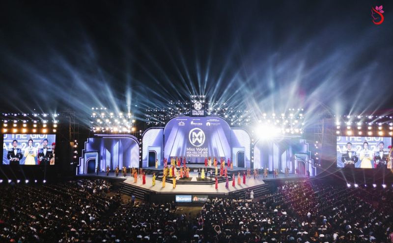 Sân khấu được setup ánh sáng rực rỡ từ phía tỉnh Bình Định