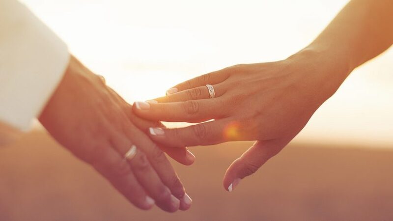 Tấm ảnh nắm tay của hai người đang yêu lãng mạn