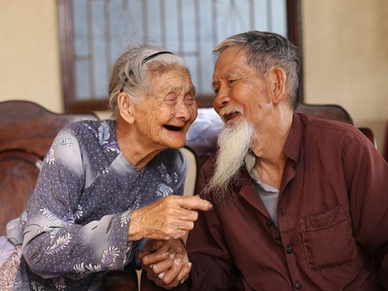 Tình yêu đáng ngưỡng mộ của hai cụ già