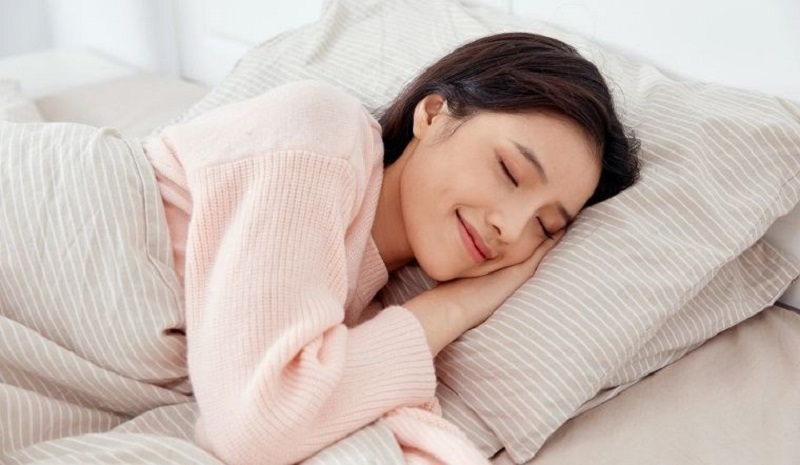 tư thế nằm ngủ giúp tăng vòng 3