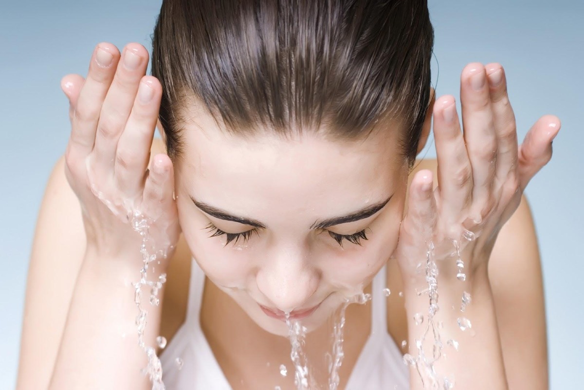 Bật mí cách rửa mặt đúng cách cho da mụn từ các chuyên gia da liễu