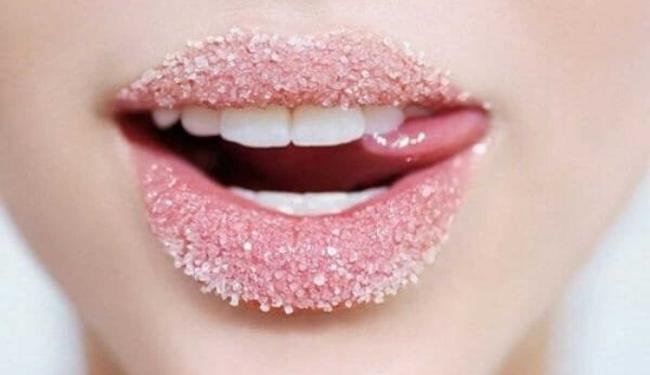 Top Cách tẩy da chết môi giúp môi hồng căng bóng cực đơn giản