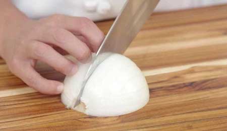 Cách thái hành không cay mắt cực đơn giản ít ai biết