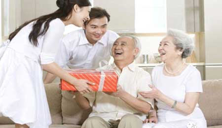 Ra mắt nhà bạn trai nên mua quà gì? 50+ món quà ghi điểm 10/10