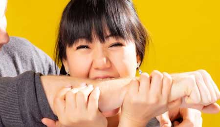 Tại sao con gái thích cắn người yêu? Lý do cho hành động này